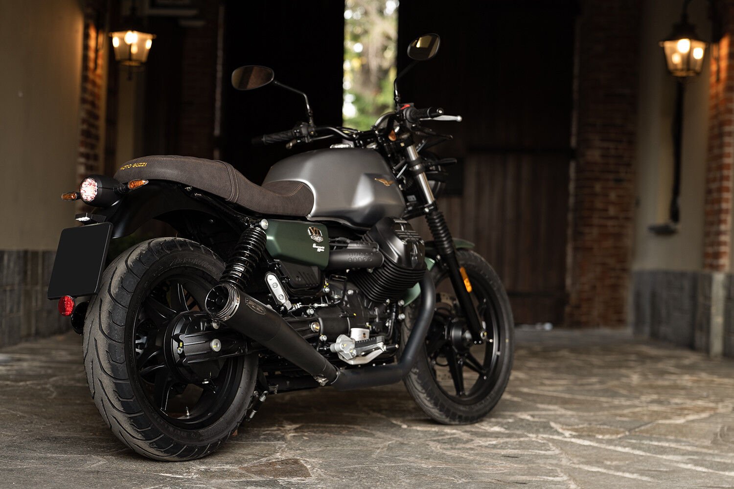 MOTO GUZZI V7 850 EGZOZ | ''LIMITED EDITION'' SLIP-ONS (21-24)